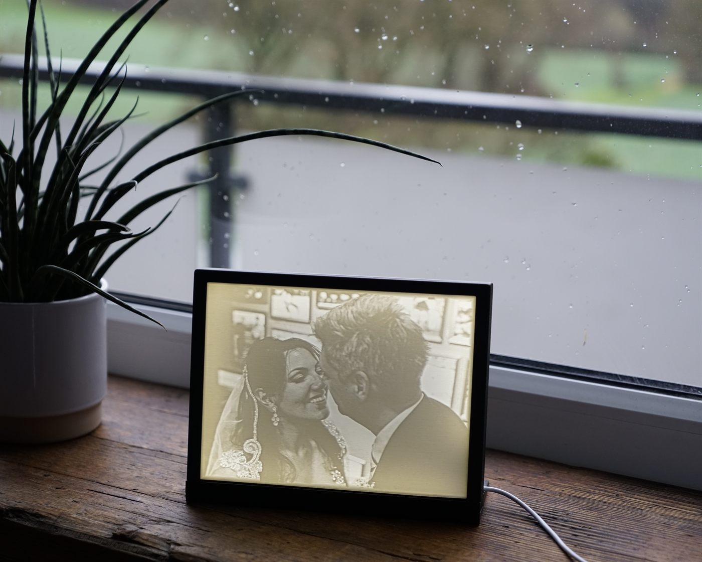 Lightframe mit Hochzeitsmotiv, beleuchtet auf einer Fensterbank