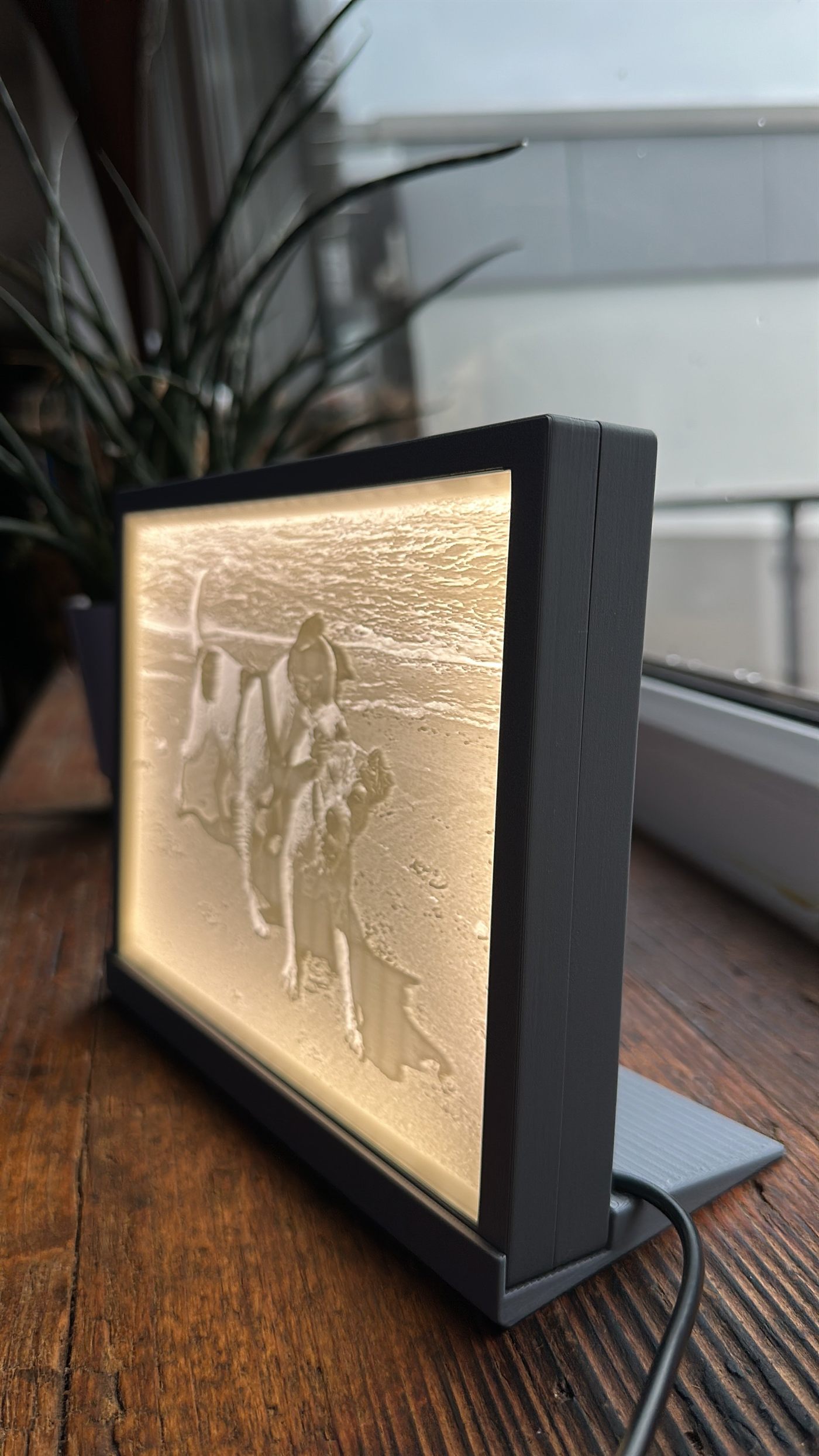 Seitenansicht Lightframe mit Rahmen und Standfuß